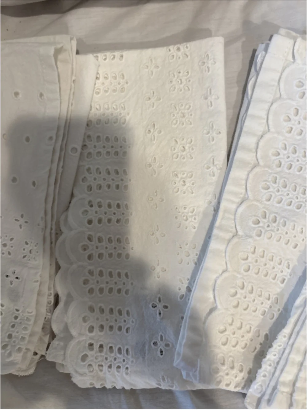 Pioneer Woman White 100% Cloth Napkins (4).  1050